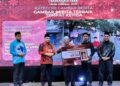 MOHD. Nassuruddin Daud (tiga dari kiri) menyampaikan anugerah kepada wartawan sempena Hawana Peringkat Negeri Kelantan di Kota Bharu, Kelantan.- UTUSAN/ ROSLIZA MOHAMED