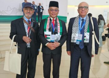 MOHD. Na'im Mokhtar bersama wakil Palestin, Khaled musmar (kanan) dan Dr Fauzi Samhouri ketika sidang PUIC Ke-20 di Baku, Azerbaijan.