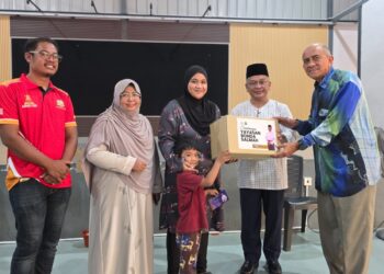 MOHD. Na'im Mokhtar menyampaikan sumbangan kepada mangsa banjir Bukit Changgang, Kuala Langat.