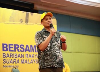 NIK Nazmi Nik Ahmad menyampaikan ceramah semasa siri Jelajah Kancil di Pantai Cahaya Bulan, Kota Bharu, Kelantan. - UTUSAN/KAMARUL BISMI KAMARUZAMAN
