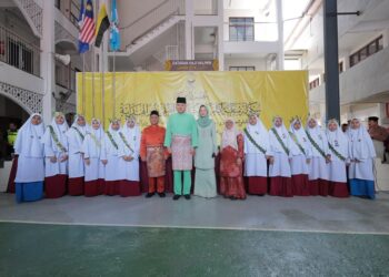 SULTAN Perak, Sultan Nazrin Muizzuddin Shah dan Tuanku Zara Salim bersama pelajar pada Majlis Perasmian Sekolah Menengah Agama Rakyat (SMAR) Nurul Hidayah di Kampung Kenang, Sungai Siput (U), di sini hari ini.