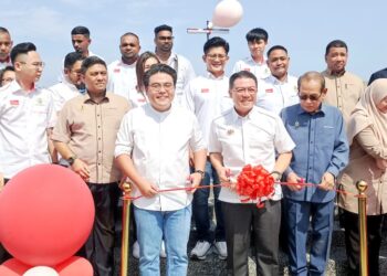 NGA Kor Ming (depan, tengah) pada Taklimat Projek Pembangunan Lembangan Sungai Bersepadu (PLSB) Sungai Perak Fasa 1 di Dataran JPS Sungai Perak, Teluk Intan hari ini.