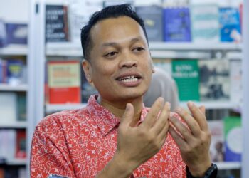 NIK Nazmi Nik Ahmad semasa menghadiri sesi bersama penulis buku pada Pesta Buku Antarabangsa 2026, di Pusat Dagangan Dunia, Kuala Lumpur, semalam. – UTUSAN/SHIDDIEQIIN ZON