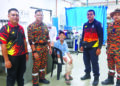 ABDULLAH Alias (duduk) ditemukan selamat oleh seorang pekerja ladang di Felda Palong 3, Jempol, Negeri Sembilan. - GAMBAR IHSAN BOMBA