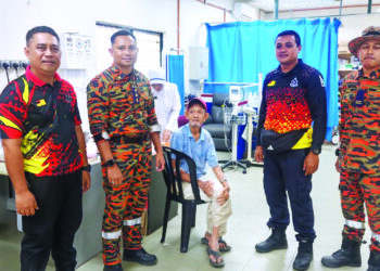 ABDULLAH Alias (duduk) ditemukan selamat oleh seorang pekerja ladang di Felda Palong 3, Jempol, Negeri Sembilan. - GAMBAR IHSAN BOMBA