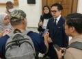 MOHAMAD Fadhly Mohd. Zamry (dua kiri) ketika ditemui wartawan di perkarangan Mahkamah Sesyen Kuantan di Kuantan, Pahang.