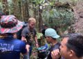 SEBAHAGIAN Orang Asli dari Pos Titom, Hulu Jelai, Pahang bantu operasi SAR Jaslinda.
