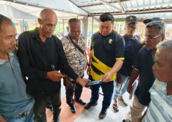 AHLI Dewan Undangan Negeri (ADUN) Chenderiang, Choong Shin Heng (tengah) bersama tok batin sekitar kawasan Jalan Pahang, Tapah melihat gambar Jaslinda yang hilang di Gunung Batu Putih Ahad lalu.