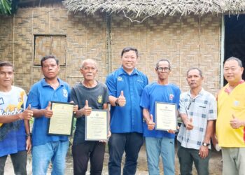 ORANG Asli menerima sijil penghargaan yang disampaikan ADUN Chenderiang, Choong Shin Heng di Kampung Lubuk Gaharu di Tapah hari ini.