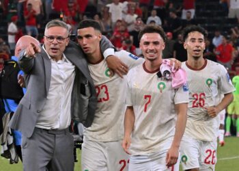 (DARI kiri) Ketua jurulatih Maghribi, Mohamed Ouahbi meraikan kemenangan bersama Bilal El Khannouss, Chemsdine Talbi dan Anass Salah Eddine selepas menyingkirkan Belanda menerusi penentuan sepakan penalti untuk mara ke pusingan 16 terbaik Piala Dunia 2026 di Stadium Monterrey, Guadalupe, Mexico, hari ini. – AFP