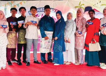 PELAJAR Cemerlang SPM 2025 dalam DUN Sungai Manik menerima penghargaan dalam satu majlis Kenduri Rakyat di Pasir Salak baru-baru ini.