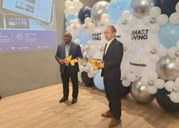 SEELAN Kandasamy (kiri) dan Pengarah Pembangunan Penyelidikan Panasonic Malaysia, Jiang Fuwei (kanan) merasmikan pelancaran Penyelesaian Kehidupan Pintar Panasonic S.iCITY dan Ekosistem Pengawasan Pintar AI Panasonic.