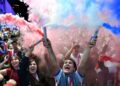 PENYOKONG Paraguay bersorak penuh kegembiraan ketika menyaksikan siaran langsung aksi pusingan 32 terbaik Piala Dunia 2026 menentang Jerman di Asuncion, selepas skuad La Albirroja mencipta kejutan menyingkirkan gergasi Eropah itu menerusi penentuan sepakan penalti. - AFP