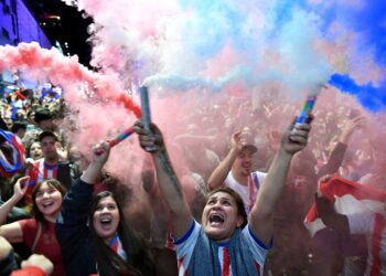 PENYOKONG Paraguay bersorak penuh kegembiraan ketika menyaksikan siaran langsung aksi pusingan 32 terbaik Piala Dunia 2026 menentang Jerman di Asuncion, selepas skuad La Albirroja mencipta kejutan menyingkirkan gergasi Eropah itu menerusi penentuan sepakan penalti. - AFP