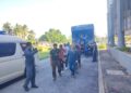 SEBAHAGIAN pendatang asing tanpa izin (PATI) yang dibawa oleh anggota Jabatan Imigresen Malaysia Kelantan semasa menghadiri prosiding perbicaraan di Mahkamah Pasir Mas, Kelantan.