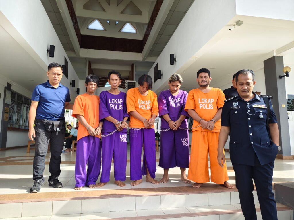Bot karam: Lima kru didakwa seludup 18 migran