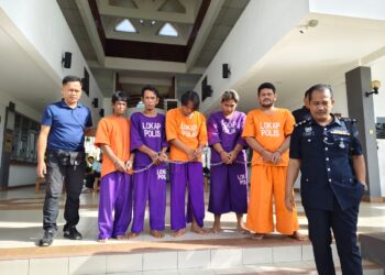 LIMA kru kapal warga Indonesia dihadapkan ke Mahkamah Sesyen Manjung hari ini atas pertuduhan menyeludup 18 migran warga Indonesia bulan lalu.