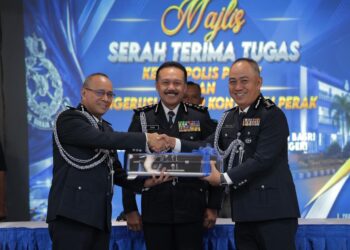 DATUK Seri Mohd. Yusri Hassan Basri (tengah) menyaksikan serah terima tugas jawatan Ketua Polis Perak antara Datuk Noor Hisam Nordin (kiri) dan Datuk Mohd. Alwi Zainal Abidin di Mes Pegawai Kanan Perak di Ipoh hari ini.
