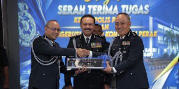 DATUK Seri Mohd. Yusri Hassan Basri (tengah) menyaksikan serah terima tugas jawatan Ketua Polis Perak antara Datuk Noor Hisam Nordin (kiri) dan Datuk Mohd. Alwi Zainal Abidin di Mes Pegawai Kanan Perak di Ipoh hari ini.