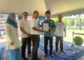 MUKHRIZ Mahathir (dua dari kanan) menyerahkan watikah pelantikan ketua cawangan Pejuang pada Majlis Perasmian Cawangan berkelompok Parlimen Ketereh dan Pasir Puteh serta Penyerahan Watikah Pelantikan Ketua Cawangan di Kampung Setek, Kota Bharu, Kelantan. - UTUSAN/ROSMIZAN RESDI