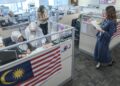 765,000 daripada keseluruhan kira-kira 1.3 juta penjawat awam terdiri daripada golongan wanita.