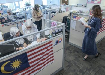 FAKTOR keyakinan diri turut menjadi antara penghalang yang menyebabkan sebahagian wanita kurang berani merebut peluang untuk mengisi jawatan strategik.-GAMBAR HIASAN
