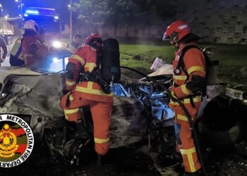 KERETA dipandu laju sehingga hilang kawalan dan terbabas sebelum terbakar menjadi punca kemalangan di Lebuhraya Duta-Ulu Kelang (DUKE) menyebabkan dua penuntut universiti rentung manakala seorang lagi terselamat. IHSAN/BOMBA KUALA  LUMPUR
