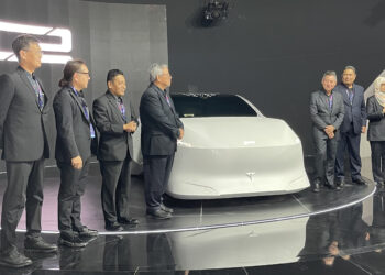 ZAINAL Abidin Ahmad (empat dari kiri) memperkenalkan kereta konsep Perodua, C2 sempena Pameran Mobiliti Antarabangsa Kuala Lumpur (KLIMS) 2026 di sini, semalam. - UTUSAN/ZABRY MOHAMAD