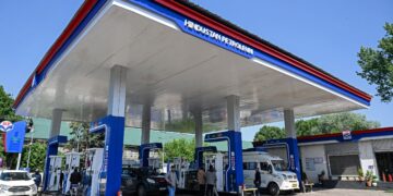 BEKALAN petrol akan mengalami gangguan selama berbulan-bulan untuk pulih. - AFP