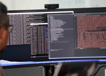 PEKERJA syarikat sekuriti siber melakukan kerja ketika temubual bersama Utusan Malaysia berhubung ancaman siber di Tamarind Square, Cyberjaya, baru-baru ini. – UTUSAN/FAISOL MUSTAFA