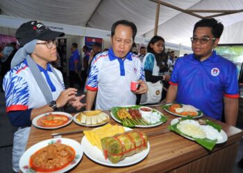 AHMAD Maslan melihat makanan tradisional yang dipromosikan pada Program Komuniti Meh Lah Pontian sempena Festival Hari Muzium Antarabangsa Peringkat Kebangsaan 2026 di Taman Rekreasi Tampok Laut, Benut, Pontian, Johor, semalam.