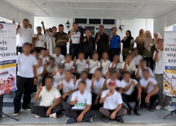 AHMAD Shukri Ismail (belakang, tengah) ketika hadir pada Majlis Perasmian Penutupan Bengkel Sinergi Kepulihan AADK Daerah Kuantan di Annexe Resort, Kuantan, Pahang.