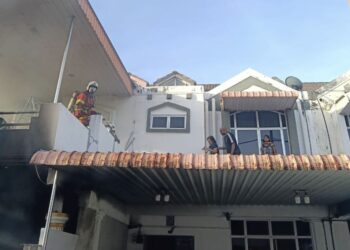 SEORANG anggota bomba (kiri) cuba menyelamatkan tiga daripada empat orang mangsa yang terperangkap dalam satu kebakaran di Taman Bukit Minyak, Bukit Mertajam, Pulau Pinang hari ini.-IHSAN JBPM PULAU PINANG