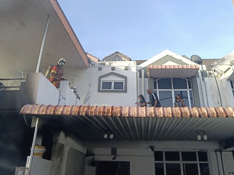 Panjat bumbung rumah jiran sementara menunggu dise