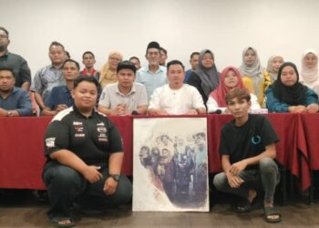 AHLI PKR Parit Buntar yang mengumumkan keluar parti dalam sidang akhbar di Parit Buntar semalam. - UTUSAN/WAT KAMAL ABAS
