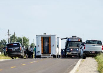 KENDERAAN pihak berkuasa ditempatkan di lokasi nahas. - AFP