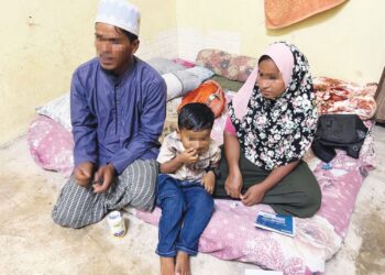 MOHAMAD Sadek Roshid Ahmad dan isterinya Noor Fatema Al Hasu menceritakan pengalaman menetap di Malaysia ketika ditemui di kediaman mereka di Simpang Empat, Perlis. – UTUSAN/ASYRAF MUHAMMAD