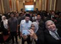 ANWAR Ibrahim beramah mesra dengan peserta pada Majlis Perasmian Syarie 2026 Putrajaya. - UTUSAN/FAISOL MUSTAFA