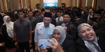ANWAR Ibrahim beramah mesra dengan peserta pada Majlis Perasmian Syarie 2026 Putrajaya. - UTUSAN/FAISOL MUSTAFA