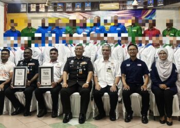 FAYROUZ Ahmad Zawawi (depan, tengah) bersama prospek yang menyertai Kursus Bantuan Hayat Asas di Pusat Koreksional Batu Gajah semalam. - UTUSAN/LIYANA RAMLI
