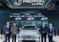 ZHANG Qiang (dua dari kanan) bersama pengurusan Proton dalam majlis pelancaran e.Mas 7 Premium Plus di Pameran Mobiliti Antarabangsa Kuala Lumpur (KLIMS) 2026, semalam.