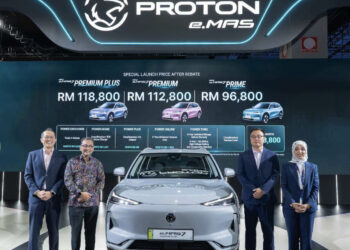 ZHANG Qiang (dua dari kanan) bersama pengurusan Proton dalam majlis pelancaran e.Mas 7 Premium Plus di Pameran Mobiliti Antarabangsa Kuala Lumpur (KLIMS) 2026, semalam.
