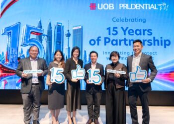 CHEE Foong Wai (dua dari kiri) pada sambutan ulang tahun ke-15 kerjasama antara Prudential Assurance
Malaysia Berhad dan UOB Malaysia.
