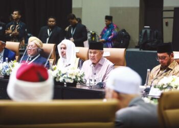 AHMAD Zahid Hamidi berucap pada Persidangan Ulama Asia Tenggara ke-4 di Pusat Konvensyen Kuala Lumpur (KLCC), Kuala Lumpur, semalam. - MINGGUAN/AFIQ RAZALI