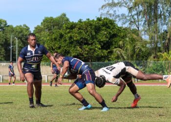 PEMAIN pasukan Terengganu, Tage Ratu Jone Gaunavou (kanan) mengasak pemain PDRM dalam saingan Piala Agung 2026 di Stadium Tengku Muhammad Ismail, Gong Badak, Kuala Nerus, Terengganu. - UTUSAN/PUQTRA HAIRRY