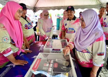 SITI Marian Mursidan (kanan) melawat reruai pameran semasa hadir pada Program Kuala Nerus Car Free Hour (KNCFH) dan Jelajah Aspirasi Bebas Dadah (JABD) Peringkat Negeri Terengganu di Kuala Nerus, Terengganu. -UTUSAN/PUQTRA HAIRRY
