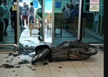 KEADAAN pintu kaca di Zon Hijau Jabatan Kecemasan Hospital Sultanah Nur Zahirah (HSNZ) yang dirempuh penunggang motosikal. - MEDIA SOSIAL