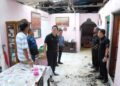 LIM Ban Hong melihat salah sebuah rumah yang rosak bahagian bumbung dalam kejadian ribut di Pulau Gadong, Klebang, Melaka. - UTUSAN/AMRAN MULUP