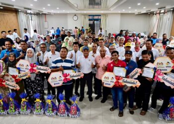M. NOOR Azman bergambar bersama penerima selepas Majlis Penyerahan Kunci dan Surat Tawaran Rumah Mesra Rakyat (RMR) Negeri Terengganu di Dewan Ehsan, Felda Wilayah Timur, Kuala Nerus, Terengganu. - UTUSAN/PUQTRA HAIRRY
