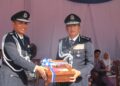 KETUA Polis Temerloh, Asisten Komisioner Mohd. Nasyim Bahron (kiri) menyampaikan cenderamata kepada Yahaya Othman selepas perasmian Balai Polis Kuala Krau di Temerloh, Pahang. - UTUSAN/SALEHUDIN MAT RASAD